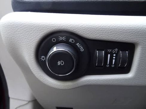 Used 2018 Chrysler Pacifica Touring Plus w/ Tire & Wheel Group FWD image 9