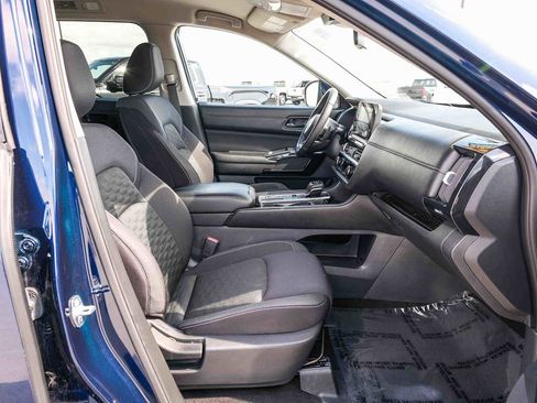 Used 2024 Nissan Pathfinder SV FWD image 16