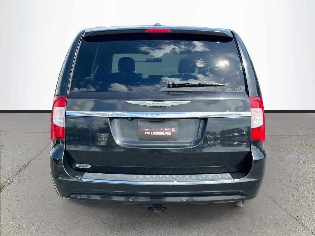Used 2014 Chrysler Town & Country Touring-L FWD image 6