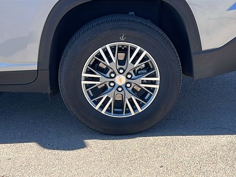 Used 2025 Chevrolet Traverse LT image 5