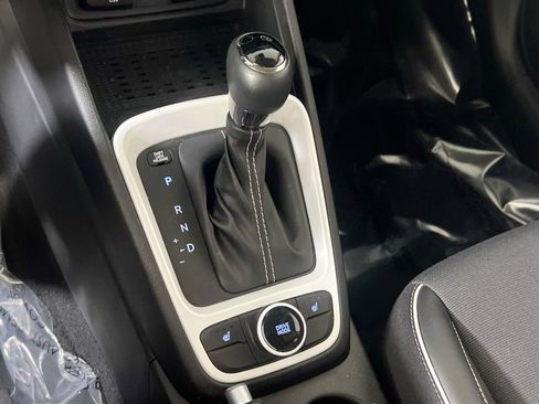 Used 2023 Hyundai Venue Limited image 17