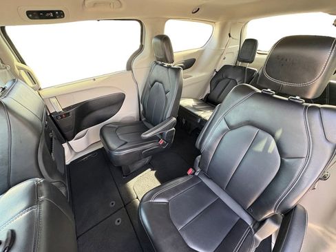 Used 2024 Chrysler Pacifica Touring-L image 22