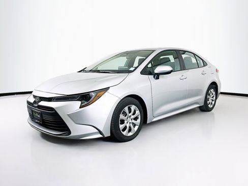 Used 2025 Toyota Corolla LE image 3