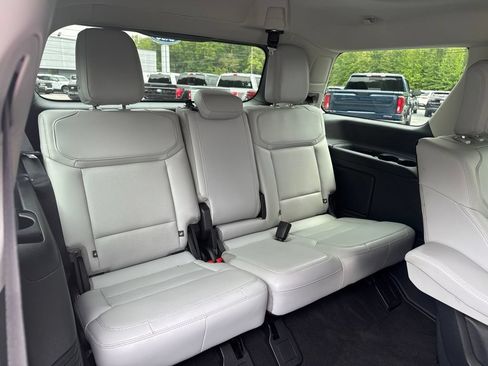 Used 2025 Ford Expedition Platinum w/ Driver's Package AWD/4WD image 12