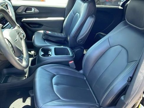 Used 2025 Chrysler Pacifica Select FWD image 11