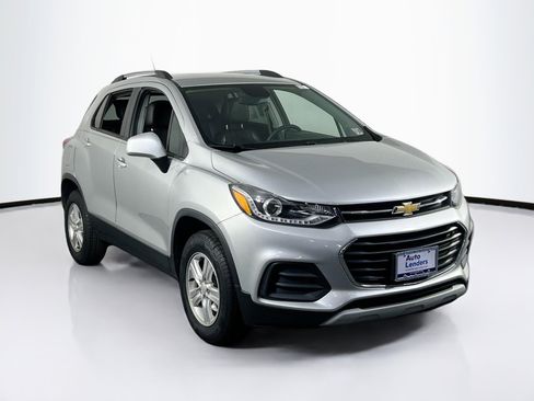 Used 2022 Chevrolet Trax LT w/ LT Convenience Package image 3