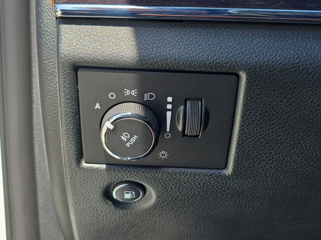 Used 2020 Jeep Grand Cherokee Overland AWD/4WD image 29