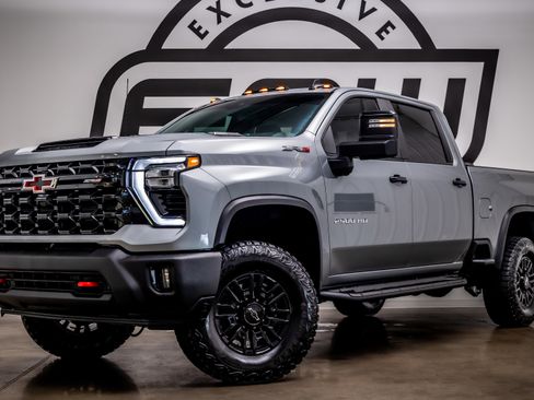 Used 2024 Chevrolet Silverado 2500 ZR2 w/ Technology Package image 1