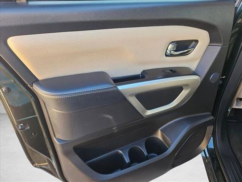 Used 2019 Nissan Titan SL image 6