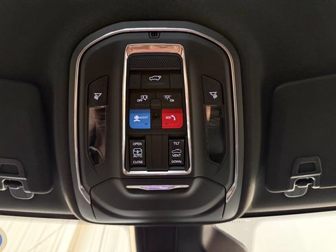 Certified 2025 Jeep Grand Cherokee Laredo X w/ Luxury Tech Group I AWD/4WD image 18