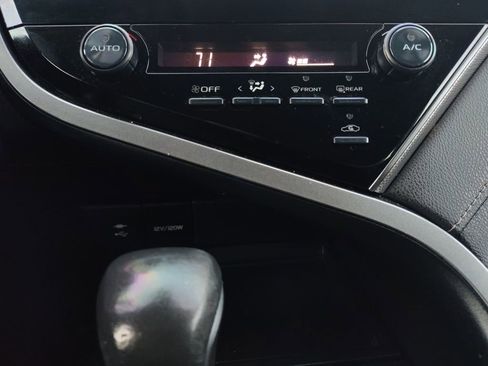 Used 2019 Toyota Camry L image 4