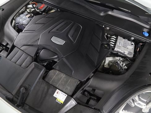 Used 2023 Porsche Cayenne Coupe image 30