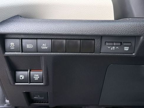 Used 2023 Toyota Sienna Limited image 24