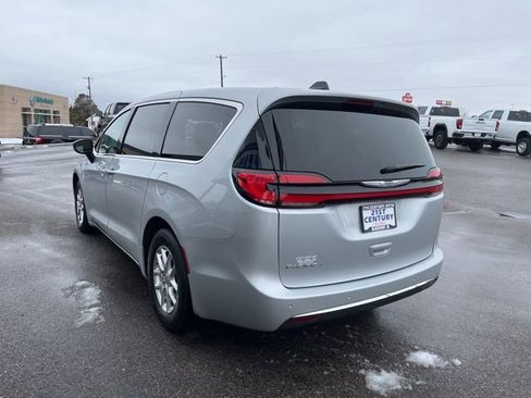 Used 2024 Chrysler Pacifica Touring-L image 10