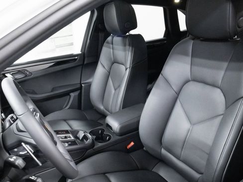 Certified 2025 Porsche Macan image 5