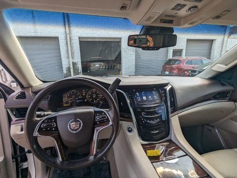 Used 2015 Cadillac Escalade Luxury image 21