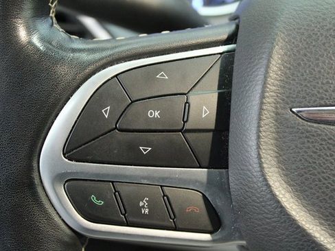 Used 2020 Chrysler Pacifica Touring-L image 19