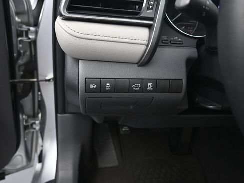 Used 2020 Toyota Camry SE w/ Convenience Package FWD image 12