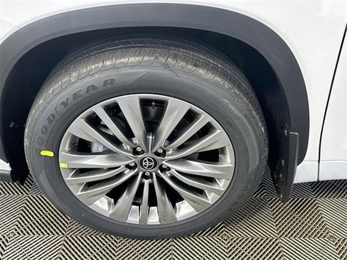 New 2025 Toyota Highlander Platinum image 3