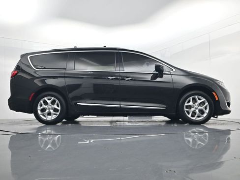 Used 2018 Chrysler Pacifica Touring-L Plus w/ Tire & Wheel Group image 60