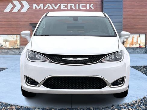 Used 2020 Chrysler Pacifica Touring image 2