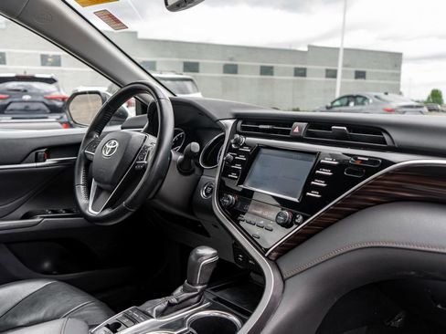 Used 2018 Toyota Camry XLE FWD image 11