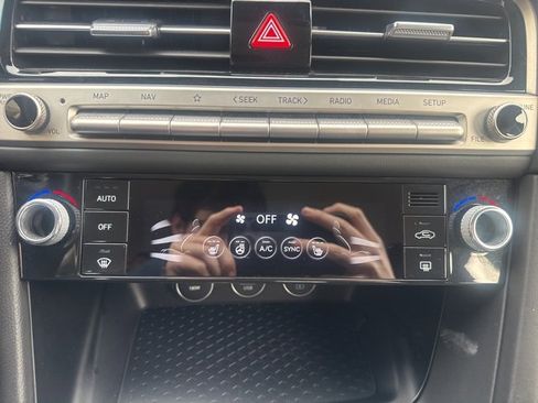 Used 2025 Genesis G70 2.5T image 23