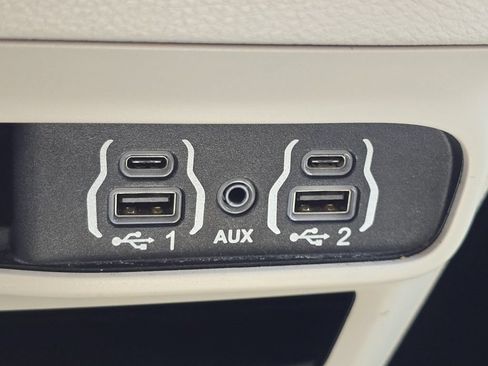 Used 2023 Chrysler Pacifica Touring-L FWD image 6