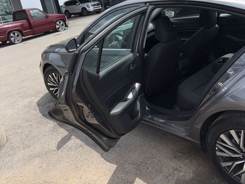 Used 2025 Nissan Altima 2.5 SV image 8