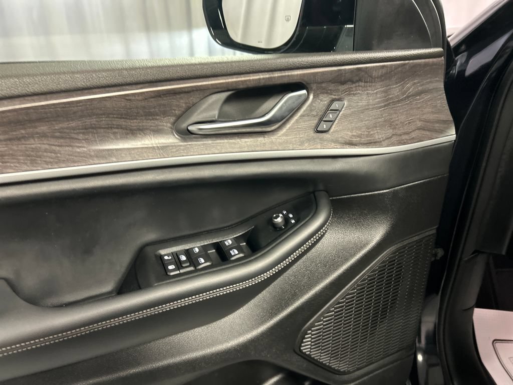 Used 2024 Jeep Grand Cherokee Limited AWD/4WD image 14