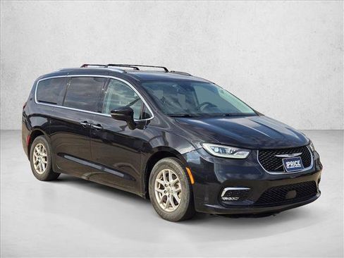 Used 2021 Chrysler Pacifica Touring-L image 3