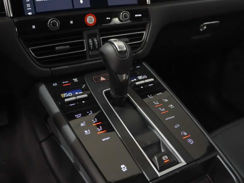 Certified 2026 Porsche Macan AWD/4WD image 29