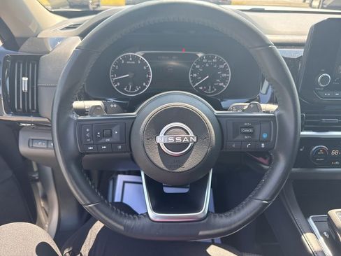 Used 2024 Nissan Pathfinder SV AWD/4WD image 17