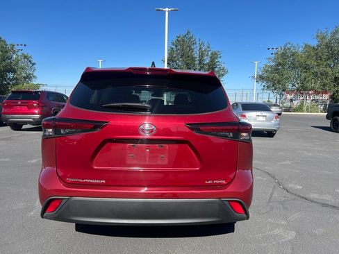 Used 2024 Toyota Highlander LE AWD/4WD image 6