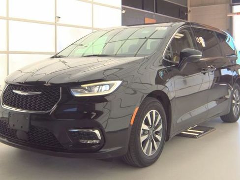 Used 2024 Chrysler Pacifica Select image 1