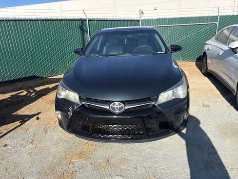 Used 2015 Toyota Camry SE w/ Moonroof Package FWD image 2