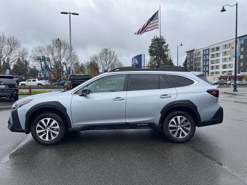 Used 2025 Subaru Outback Premium image 2