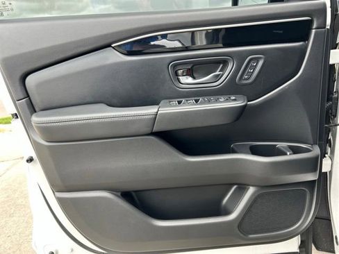 Used 2025 Honda Pilot EX-L image 10