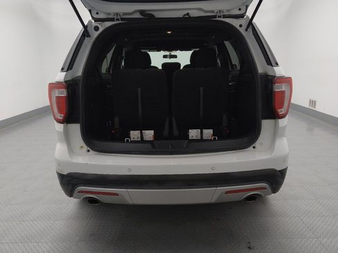 Used 2017 Ford Explorer XLT image 29