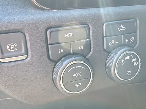 Used 2022 Chevrolet Silverado 1500 LT AWD/4WD image 9