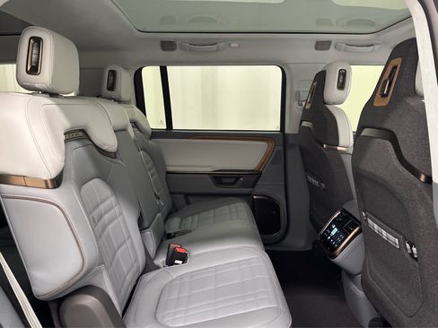 Used 2026 Rivian R1S Premium image 22