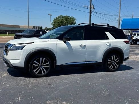 Used 2024 Nissan Pathfinder Platinum AWD/4WD image 3