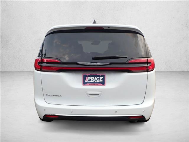 Used 2024 Chrysler Pacifica Touring-L FWD image 3