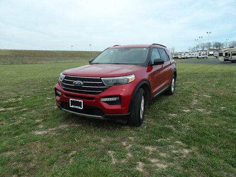 Used 2021 Ford Explorer XLT w/ Equipment Group 202A AWD/4WD image 2