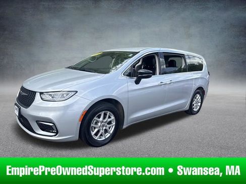 Used 2024 Chrysler Pacifica Touring-L FWD image 1