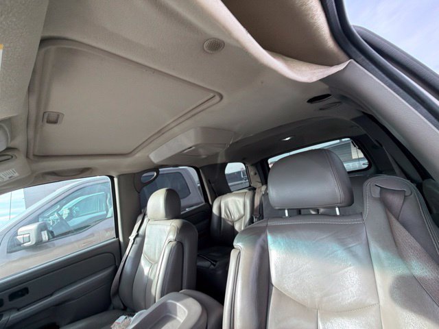 Used 2005 GMC Yukon SLT w/ SLT Preferred Equipment Group AWD/4WD image 16