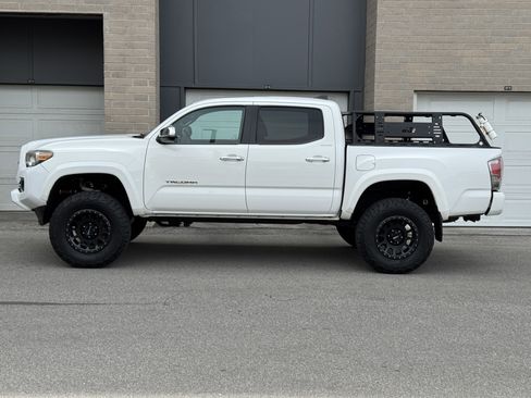 Used 2017 Toyota Tacoma Limited w/ Tow Package AWD/4WD image 2