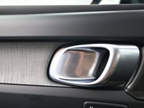 Used 2024 Volvo XC40 B5 Plus AWD/4WD image 17