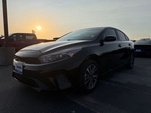 Used 2024 Kia Forte LXS w/ LXS Technology Package FWD image 2