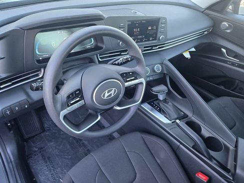 Used 2025 Hyundai Elantra SE FWD image 12